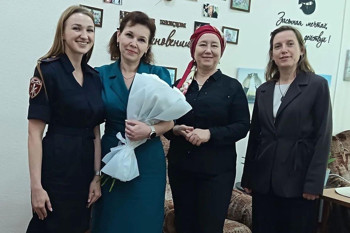 От Центральной России до Байконура: росгвардейцы поздравили педагогов с Днем учителя От Центральной России до Байконура: росгвардейцы поздравили педагогов с Днем учителя