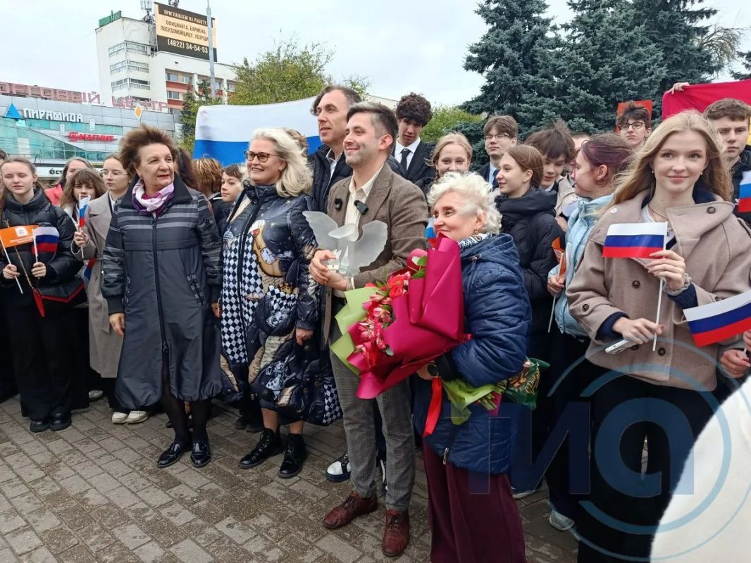 В Твери встретили победителя конкурса «Учитель года-2026» Алексея Морозова: фоторепортаж В Твери встретили победителя конкурса «Учитель года-2026» Алексея Морозова: фоторепортаж