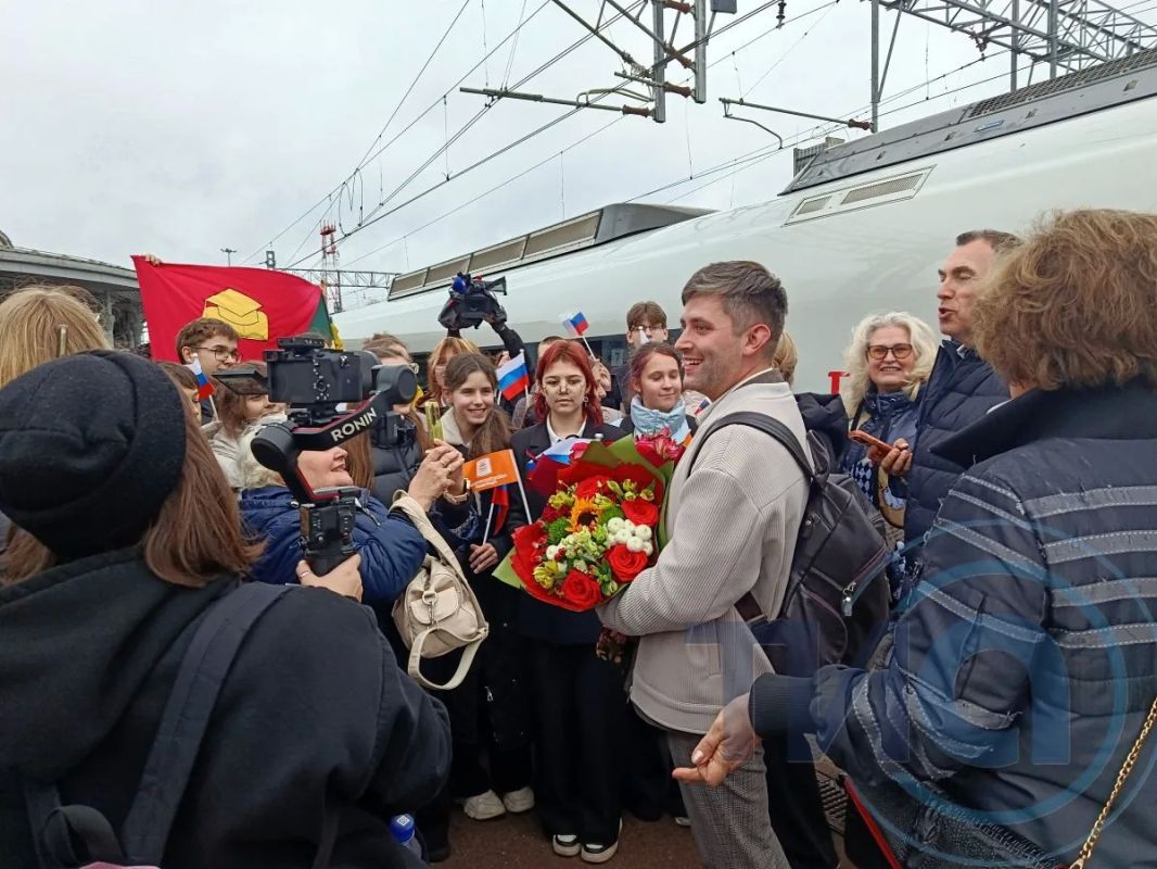 В Твери встретили победителя конкурса «Учитель года-2026» Алексея Морозова: фоторепортаж В Твери встретили победителя конкурса «Учитель года-2026» Алексея Морозова: фоторепортаж