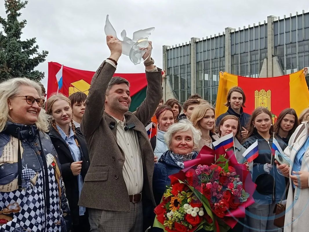 В Твери встретили победителя конкурса «Учитель года-2026» Алексея Морозова: фоторепортаж В Твери встретили победителя конкурса «Учитель года-2026» Алексея Морозова: фоторепортаж