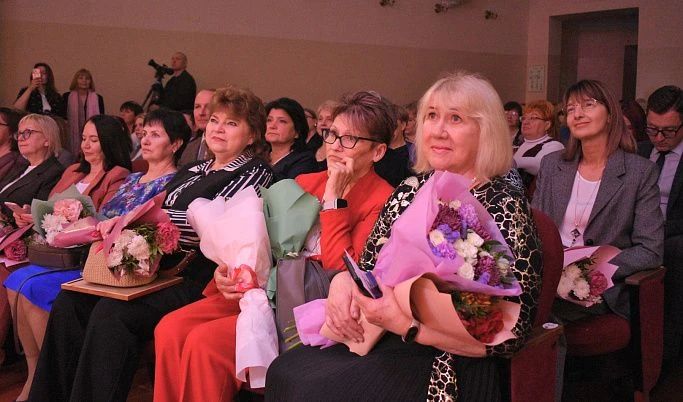 В День учителя тверским педагогам вручили награды