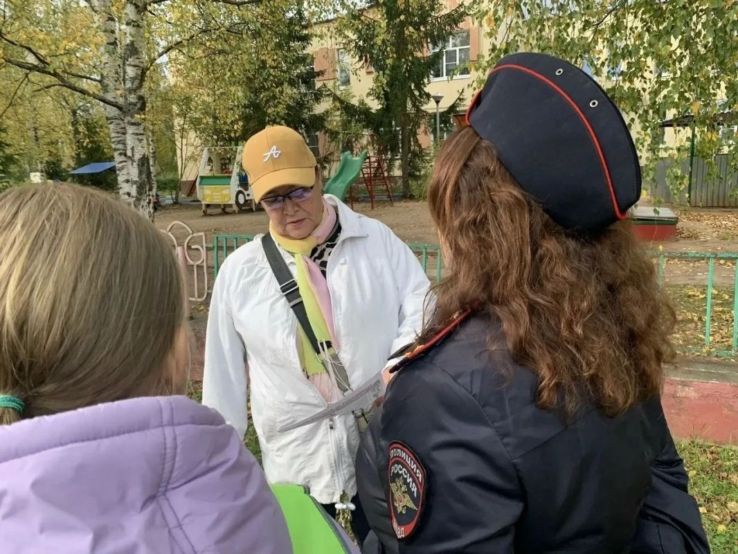 В Удомле сотрудники Госавтоинспекции и отряд ЮИД гимназии № 3 провели акцию, посвященную безопасности дорожного движения В Удомле сотрудники Госавтоинспекции и отряд ЮИД гимназии № 3 провели акцию, посвященную безопасности дорожного движения