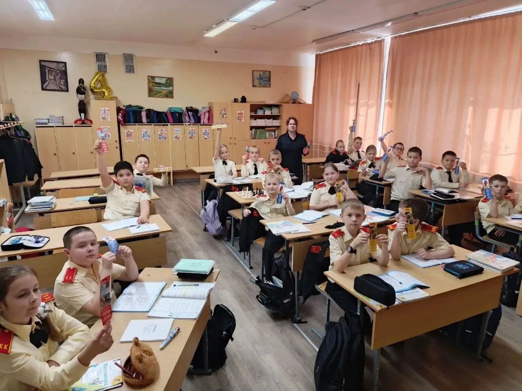 Сотрудники Удомельской Госавтоинспекции провели уроки по Правилам дорожного движения в школе №1 им. А.С. Попова Сотрудники Удомельской Госавтоинспекции провели уроки по Правилам дорожного движения в школе №1 им. А.С. Попова