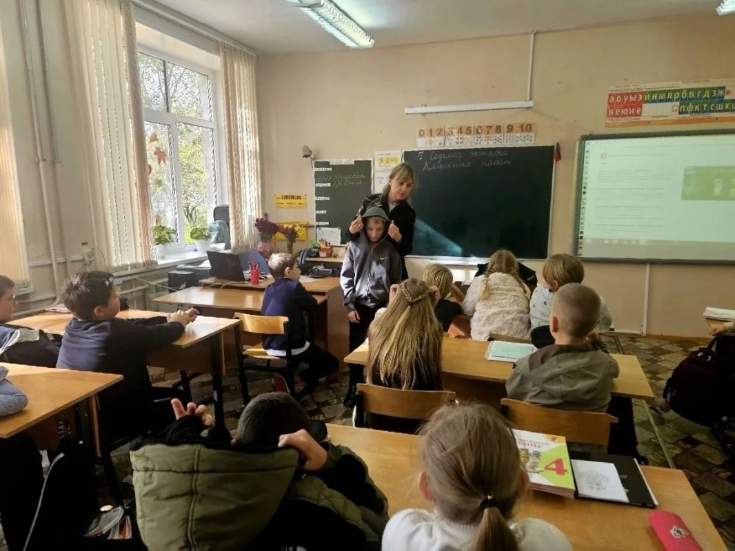 Сотрудники Западнодвинской Госавтоинспекции провели для школьников урок безопасности «Передвигайся ответственно» Сотрудники Западнодвинской Госавтоинспекции провели для школьников урок безопасности «Передвигайся ответственно»