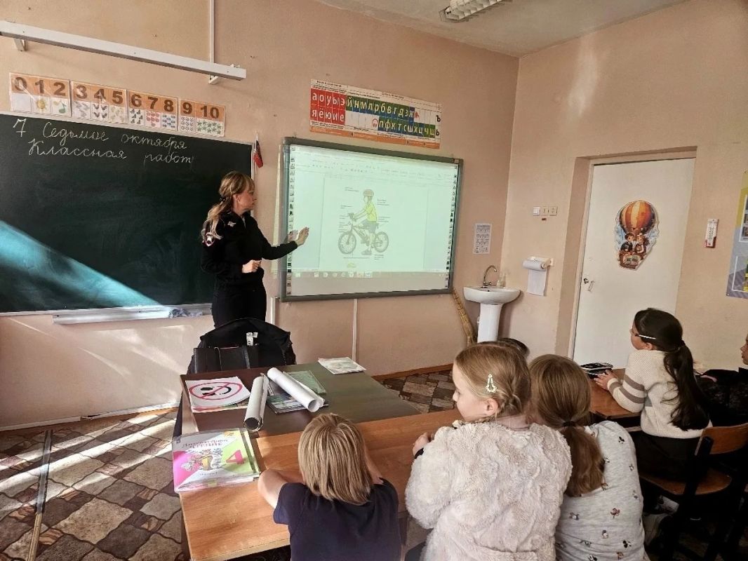 Сотрудники Западнодвинской Госавтоинспекции провели для школьников урок безопасности «Передвигайся ответственно» Сотрудники Западнодвинской Госавтоинспекции провели для школьников урок безопасности «Передвигайся ответственно»