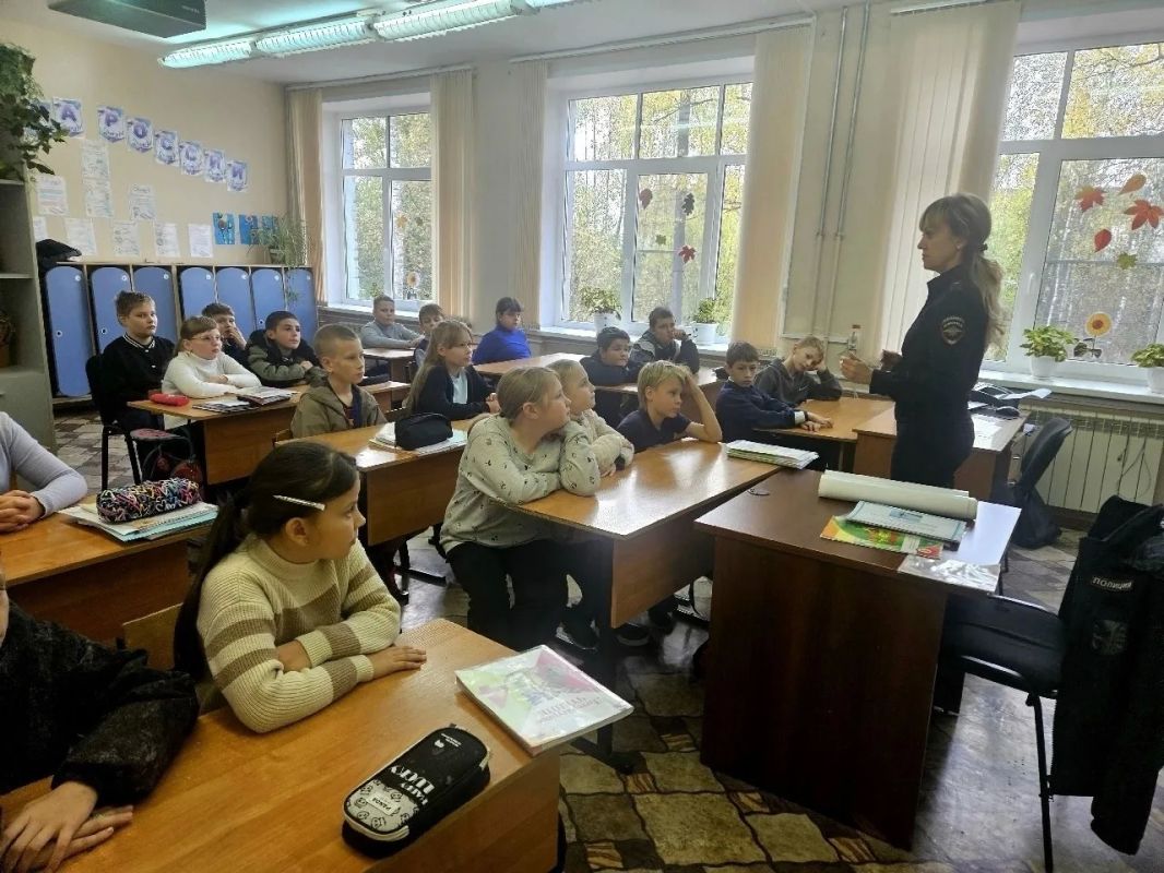 Сотрудники Западнодвинской Госавтоинспекции провели для школьников урок безопасности «Передвигайся ответственно» Сотрудники Западнодвинской Госавтоинспекции провели для школьников урок безопасности «Передвигайся ответственно»