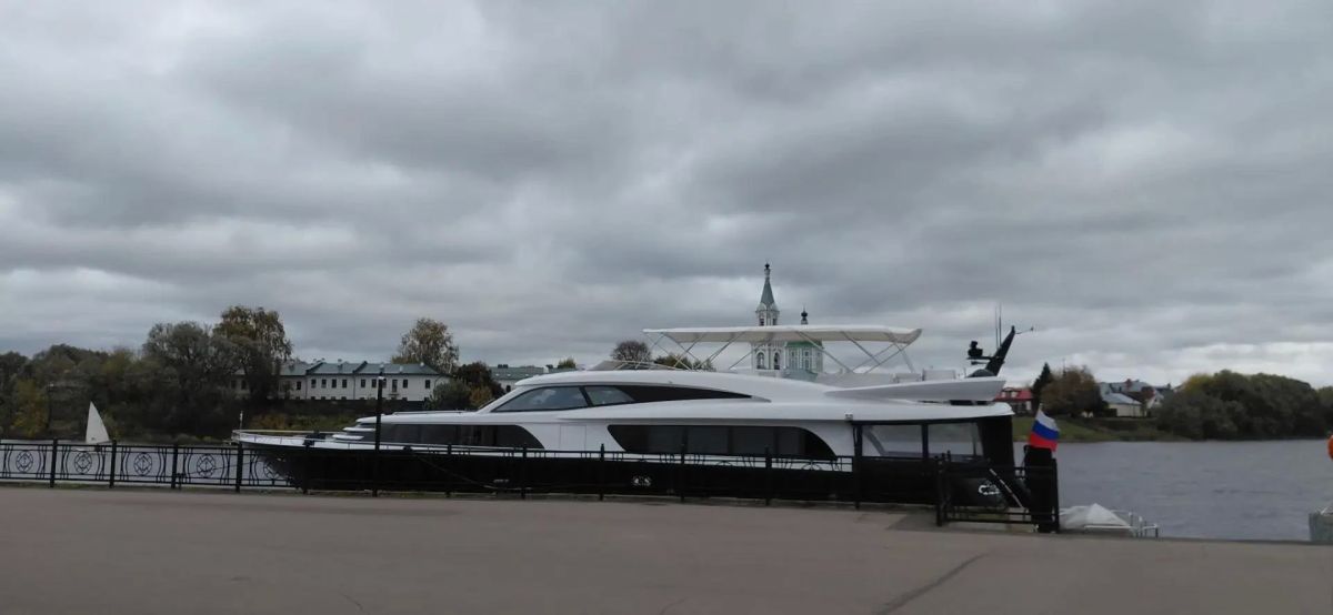 На Тверце в Твери замечена роскошная яхта На Тверце в Твери замечена роскошная яхта