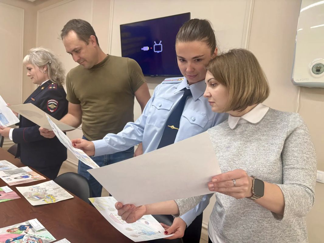 В УМВД России по Тверской области определили победителей конкурса детского рисунка «Мои родители работают в полиции» В УМВД России по Тверской области определили победителей конкурса детского рисунка «Мои родители работают в полиции»