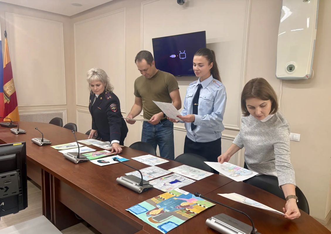 В УМВД России по Тверской области определили победителей конкурса детского рисунка «Мои родители работают в полиции» В УМВД России по Тверской области определили победителей конкурса детского рисунка «Мои родители работают в полиции»