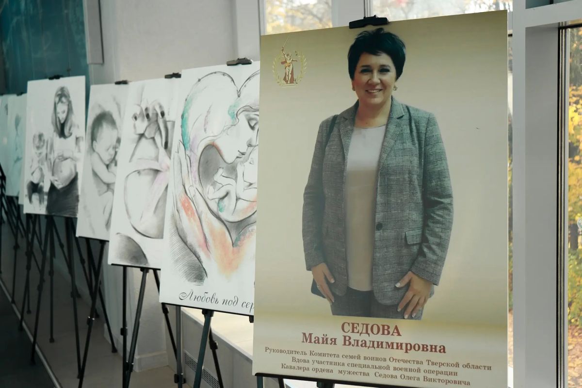 В выставочном пространстве ГТРК «Тверь» представлены картины Майи Седовой, руководителя Комитета семей воинов Отечества Тверской области