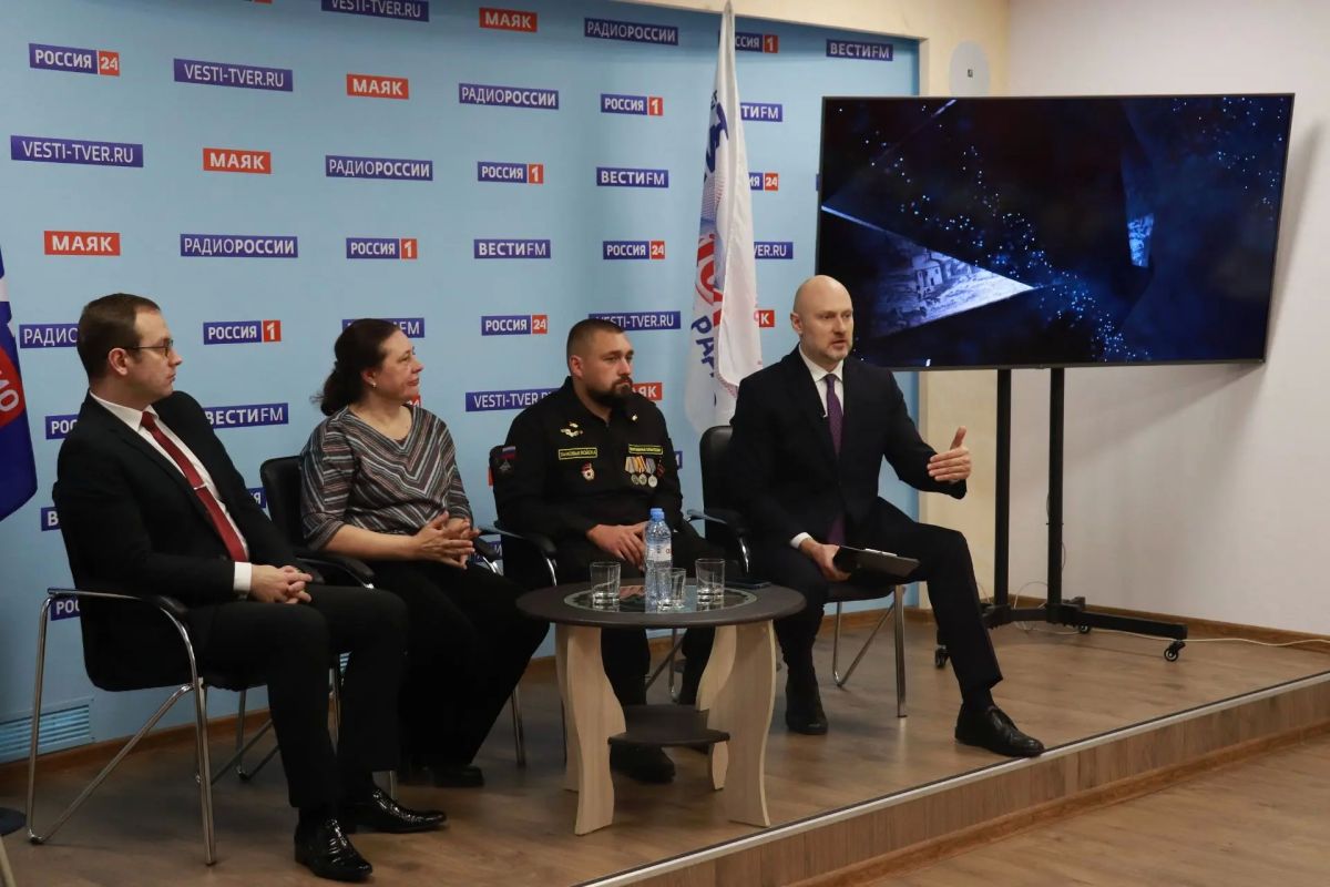 В эти минуты в пресс-центре «ГТРК Тверь» проходит специальный показ документального фильма Вячеслава Качнова из цикла «Роль личности» — о легендарном экипаже Т34 старшего сержанта Степана Горобца