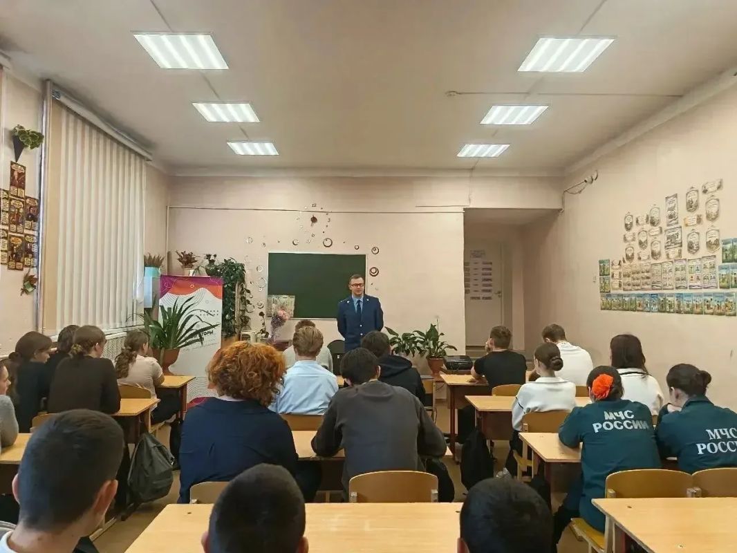 Прокурор Андреапольского района Игорь Шульчев в рамках профориентационного проекта «Россия — мои горизонты» выступил перед учащимися 10–11-х классов МОУ «Андреапольская СОШ № 2»