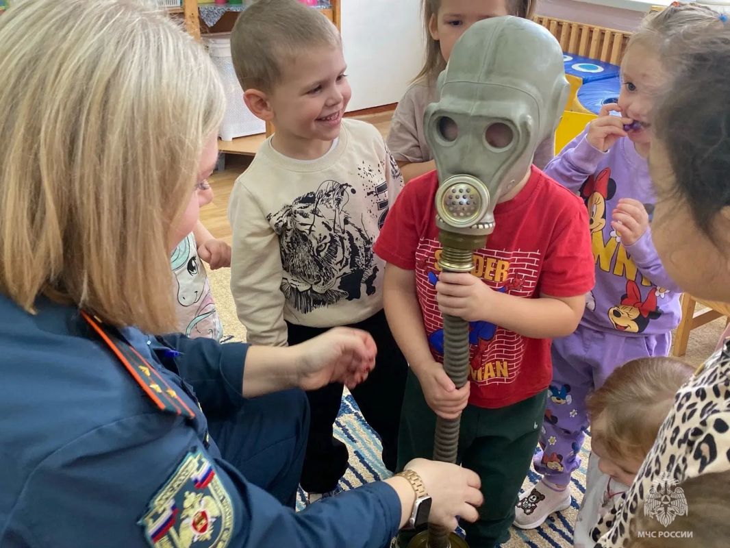 Начальник отделения организации службы, подготовки и пожаротушения Главного управления МЧС России по Тверской области Кристина Шатиленкова провела занятие по гражданской обороне для воспитанников МДОУ «Хорошевский детский... Начальник отделения организации службы, подготовки и пожаротушения Главного управления МЧС России по Тверской области Кристина Шатиленкова провела занятие по гражданской обороне для воспитанников МДОУ «Хорошевский детский...
