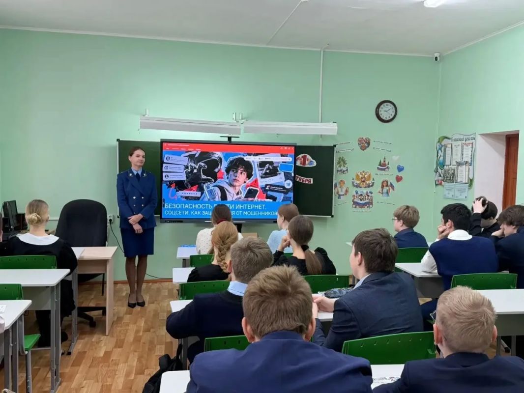 Прокурор Кесовогорского района Дарья Анкудинова провела в МБОУ «Кесовогорская СОШ» профилактическое мероприятие в рамках цикла внеурочных занятий «Разговоры о важном»