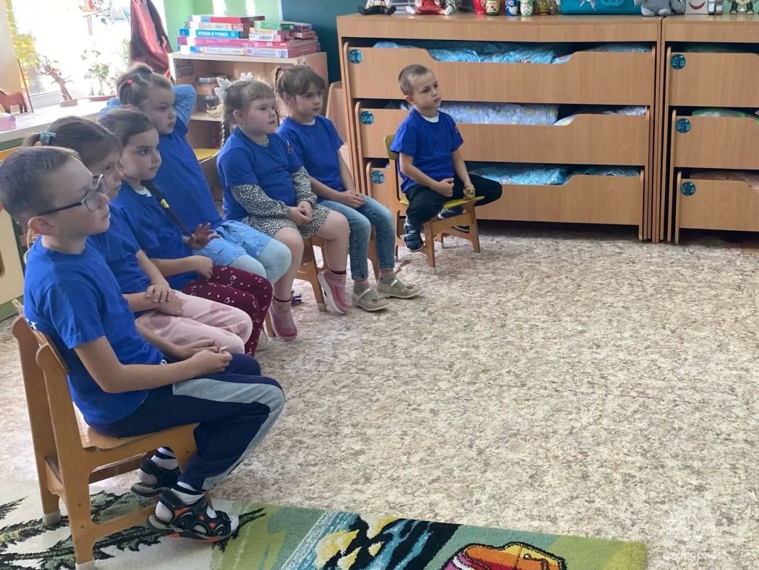 Начальник отделения организации службы, подготовки и пожаротушения Главного управления МЧС России по Тверской области Кристина Шатиленкова провела занятие по гражданской обороне для воспитанников МДОУ «Хорошевский детский... Начальник отделения организации службы, подготовки и пожаротушения Главного управления МЧС России по Тверской области Кристина Шатиленкова провела занятие по гражданской обороне для воспитанников МДОУ «Хорошевский детский...