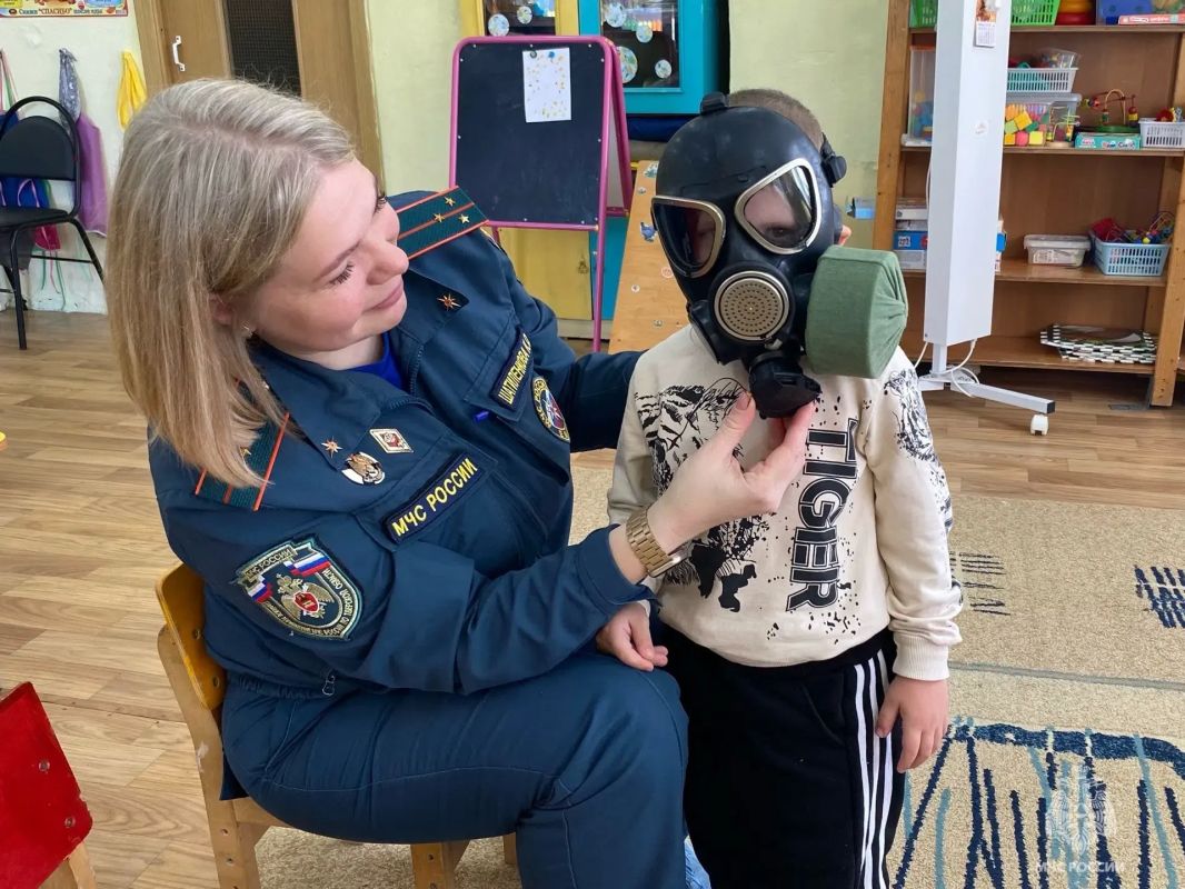 Начальник отделения организации службы, подготовки и пожаротушения Главного управления МЧС России по Тверской области Кристина Шатиленкова провела занятие по гражданской обороне для воспитанников МДОУ «Хорошевский детский... Начальник отделения организации службы, подготовки и пожаротушения Главного управления МЧС России по Тверской области Кристина Шатиленкова провела занятие по гражданской обороне для воспитанников МДОУ «Хорошевский детский...