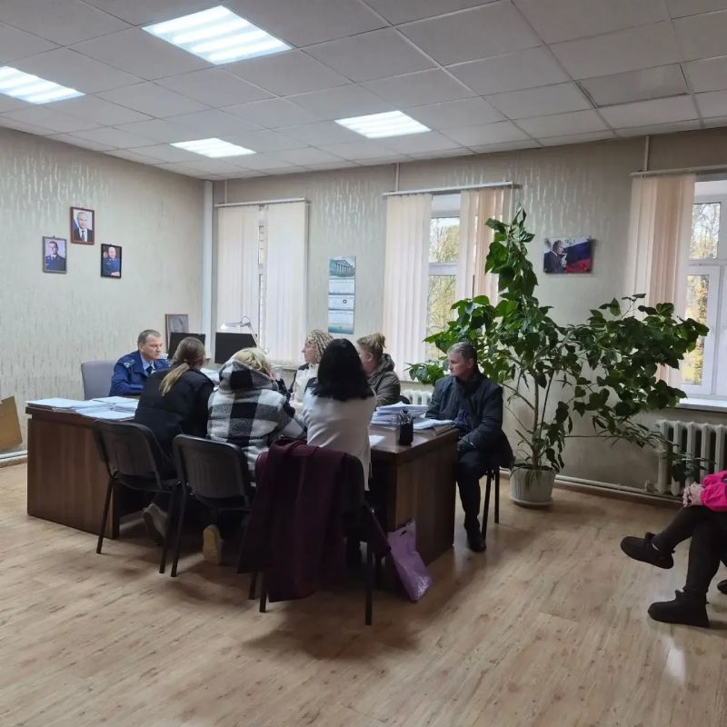 Осташковским межрайонным прокурором Дмитрием Швайковым проведён приём членов семей участников специальной военной операции