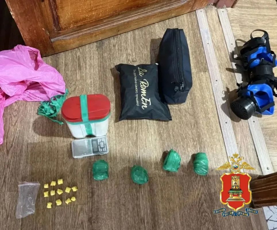 Полсотни пакетиков и почти килограмм вещества: в Твери полицейские задержали наркозакладчика Полсотни пакетиков и почти килограмм вещества: в Твери полицейские задержали наркозакладчика