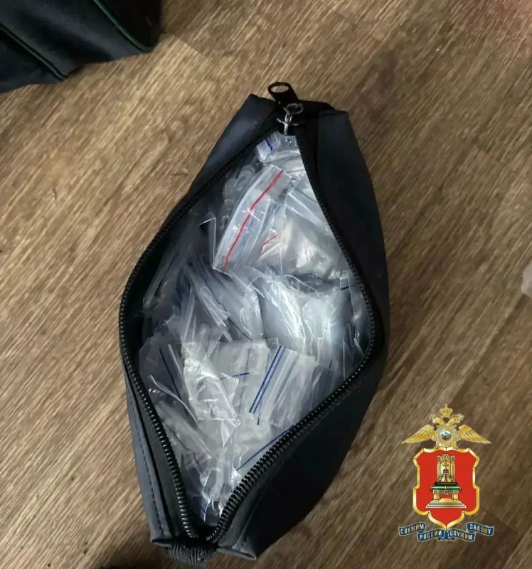 Полсотни пакетиков и почти килограмм вещества: в Твери полицейские задержали наркозакладчика Полсотни пакетиков и почти килограмм вещества: в Твери полицейские задержали наркозакладчика