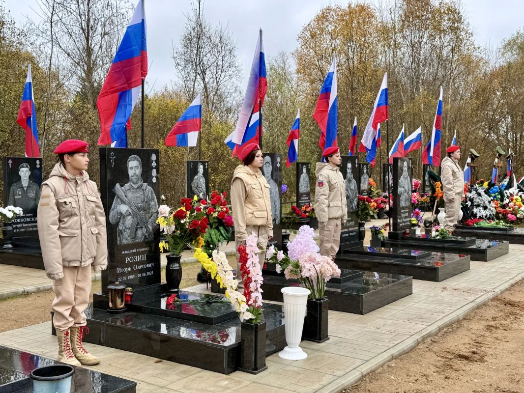 18 октября на Аллее Славы в городе Осташкове состоялась церемония открытия памятников участникам специальной военной операции, отдавшим свои жизни при исполнении воинского долга