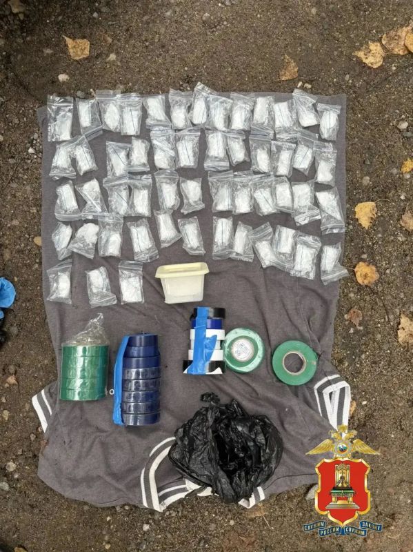 Полсотни пакетиков и почти килограмм вещества: в Твери полицейские задержали наркозакладчика Полсотни пакетиков и почти килограмм вещества: в Твери полицейские задержали наркозакладчика