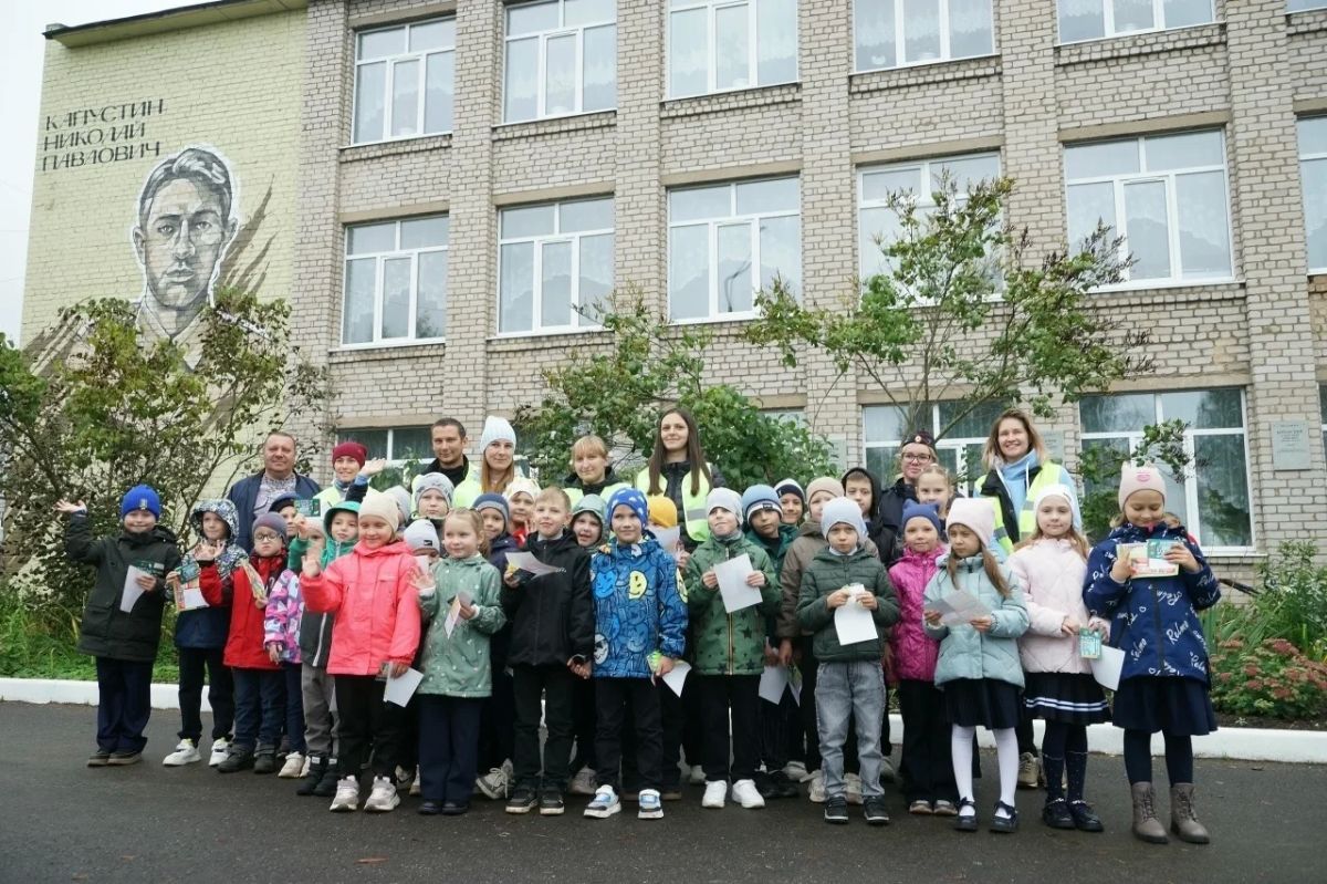 В Бологовском округе сотрудники Госавтоинспекции и «Родительский патруль» провели акцию «Мой ребенок – самый яркий!»