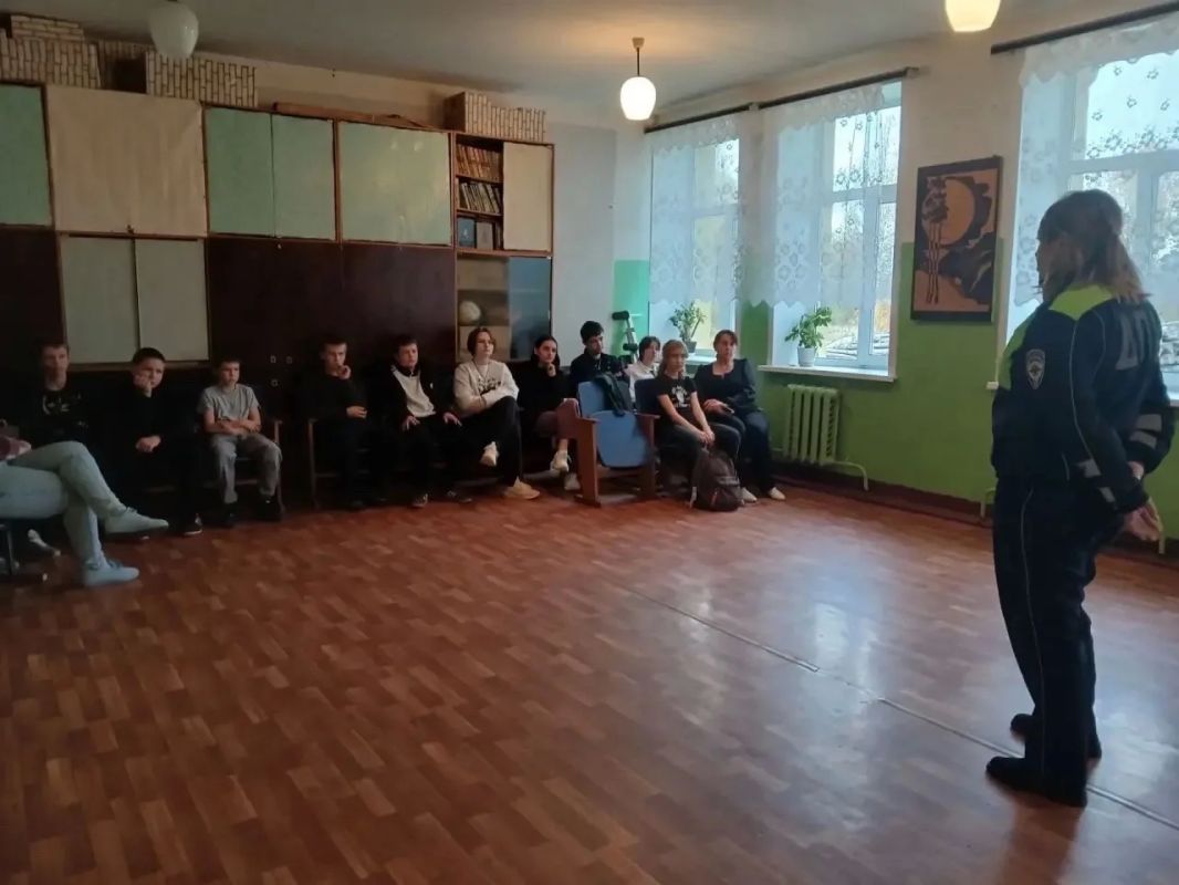 Сотрудники Госавтоинспекции проводят «минутки-безопасности» в школах Сотрудники Госавтоинспекции проводят «минутки-безопасности» в школах