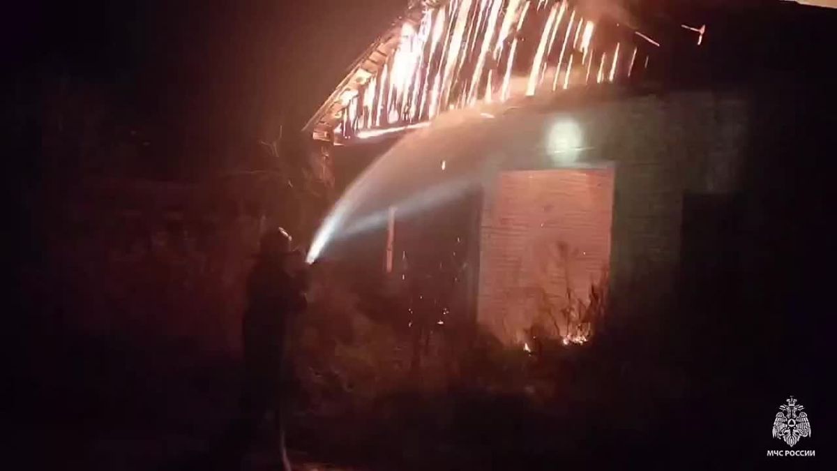 Неизвестные спалили заброшку в Торжокском округе