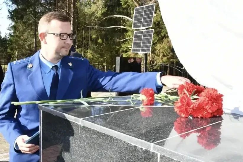 Прокурор Андреапольского района Игорь Шульчев принял участие в торжественном мероприятии, посвящённом открытию воинского захоронения советских воинов, павших в годы Великой Отечественной войны, в деревне Козлово...