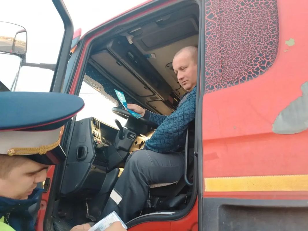На федеральной автомобильной дороге в Бологовском муниципальном округе сотрудники Госавтоинспекции провели профилактическую акцию На федеральной автомобильной дороге в Бологовском муниципальном округе сотрудники Госавтоинспекции провели профилактическую акцию