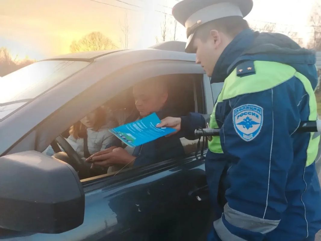 На федеральной автомобильной дороге в Бологовском муниципальном округе сотрудники Госавтоинспекции провели профилактическую акцию На федеральной автомобильной дороге в Бологовском муниципальном округе сотрудники Госавтоинспекции провели профилактическую акцию