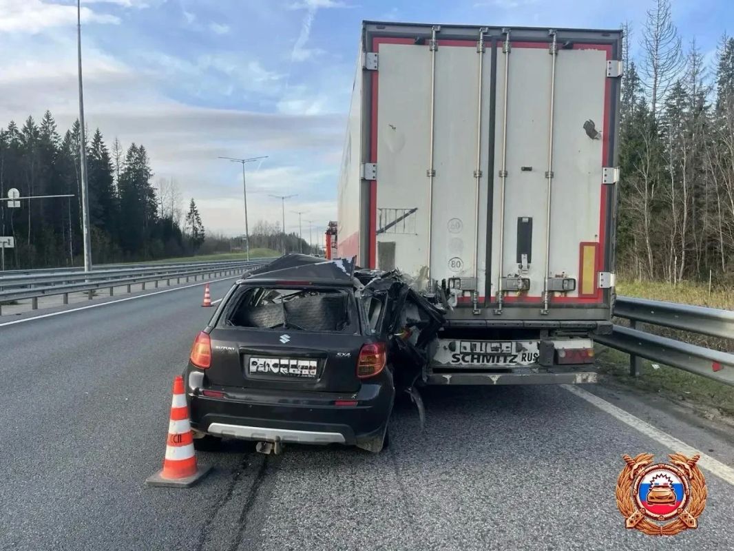 На скоростной трассе в Тверской области легковушка влетела в грузовик