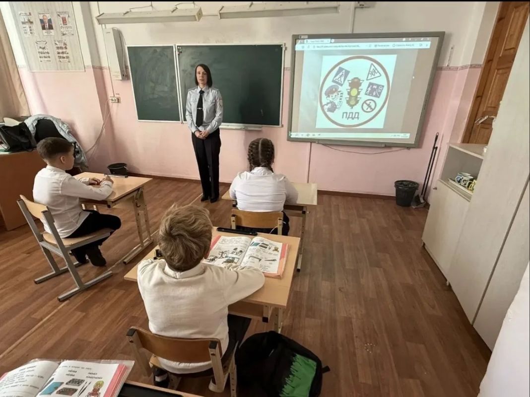 В Вышневолоцком округе школьникам напомнили о безопасности на дорогах в осенне-зимний период В Вышневолоцком округе школьникам напомнили о безопасности на дорогах в осенне-зимний период