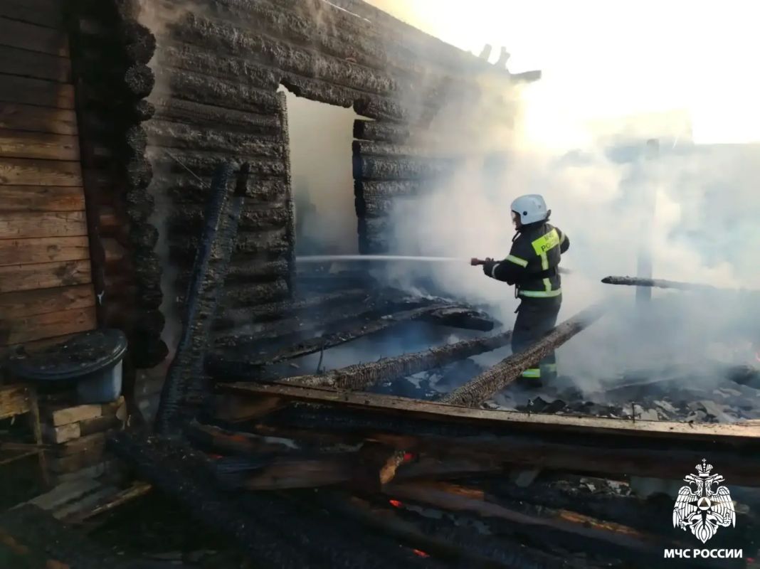 Пожар в жилом доме. Вчера в 15:37 поступило сообщение о возгорании в деревне Хмелевая Максатихинского МО. Уже в 15:46 на месте были отделения 39 ПСЧ Пожар в жилом доме. Вчера в 15:37 поступило сообщение о возгорании в деревне Хмелевая Максатихинского МО. Уже в 15:46 на месте были отделения 39 ПСЧ