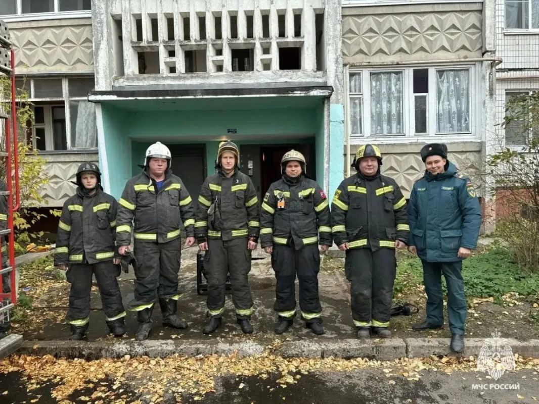 В Твери огнеборцы спасли 9 человек при возгорании в доме