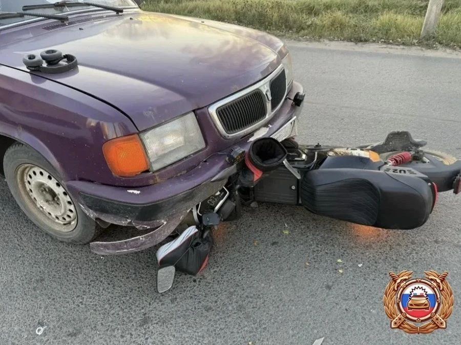 В Твери водитель электровелосипеда попал под колеса авто, нарушив ПДД