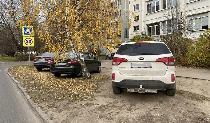 В Твери около тысячи водителей привлечены к ответственности за парковку на газонах