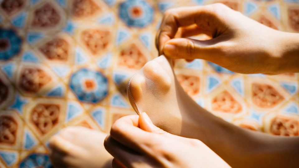 Не появится ни дыр, ни затяжек: три хитрости помогут сберечь колготки во время стирки