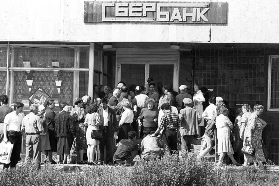 Сбербанк и забытые долги: когда граждане увидят компенсации за советские вклады?