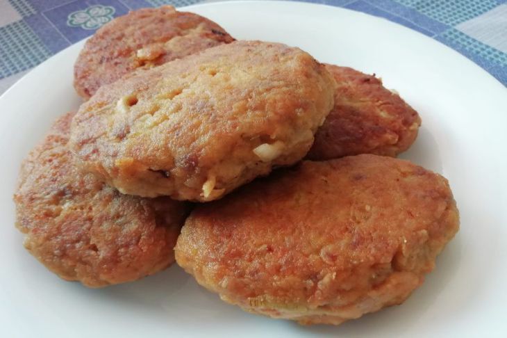 Останется только выбросить: 3 ингредиента, которые напрочь испортят вкус котлет