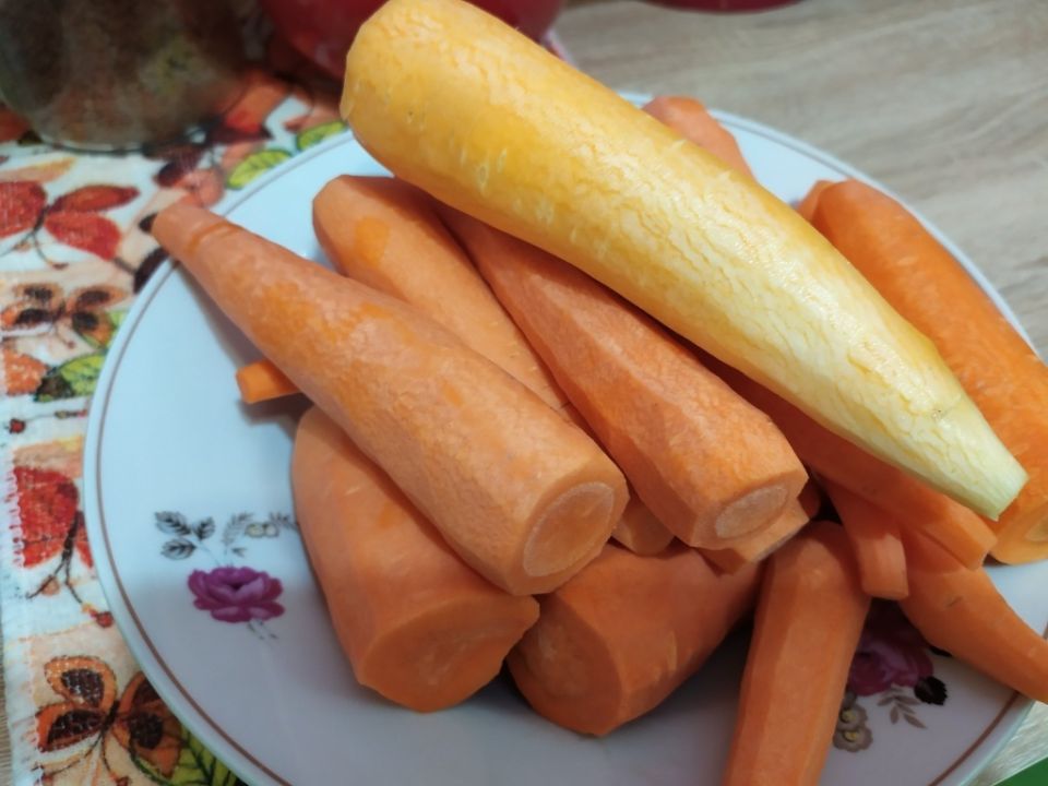 Необычные урожаи: белая морковь и полосатая свекла