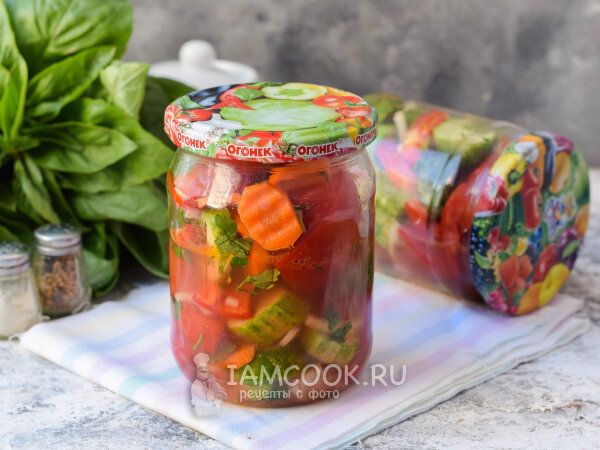 Яркий овощной салат на зиму: запасы с огорода