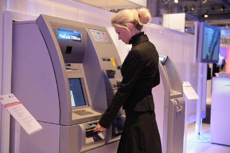 Можно ли получать зарплату на чужую карту? Важные аспекты для работников