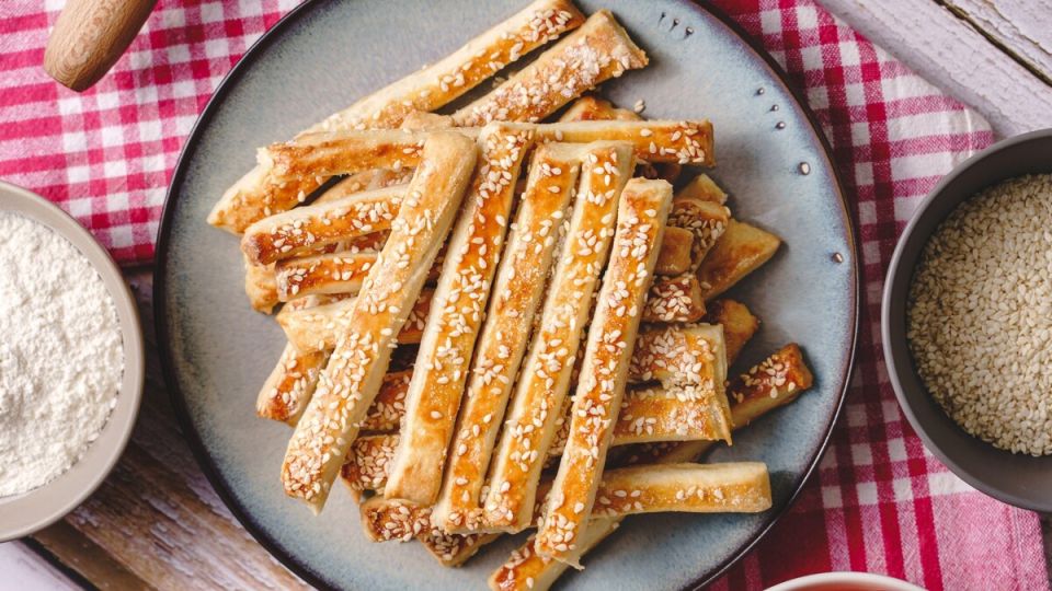 Дети их обожают: приготовите сырные палочки быстрее, чем закончится реклама