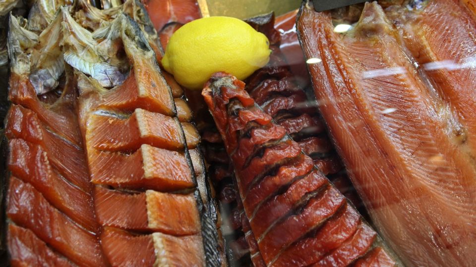 Такой вкуснятины в магазине вы не найдете: вот как солят горбушу на Камчатке