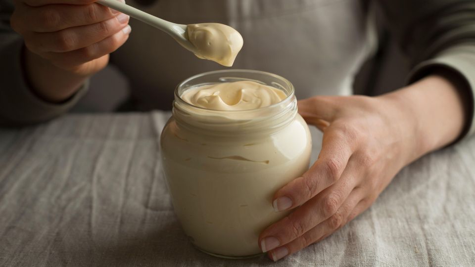 Не выбрасывайте просроченный майонез: вот как продукт поможет сэкономить