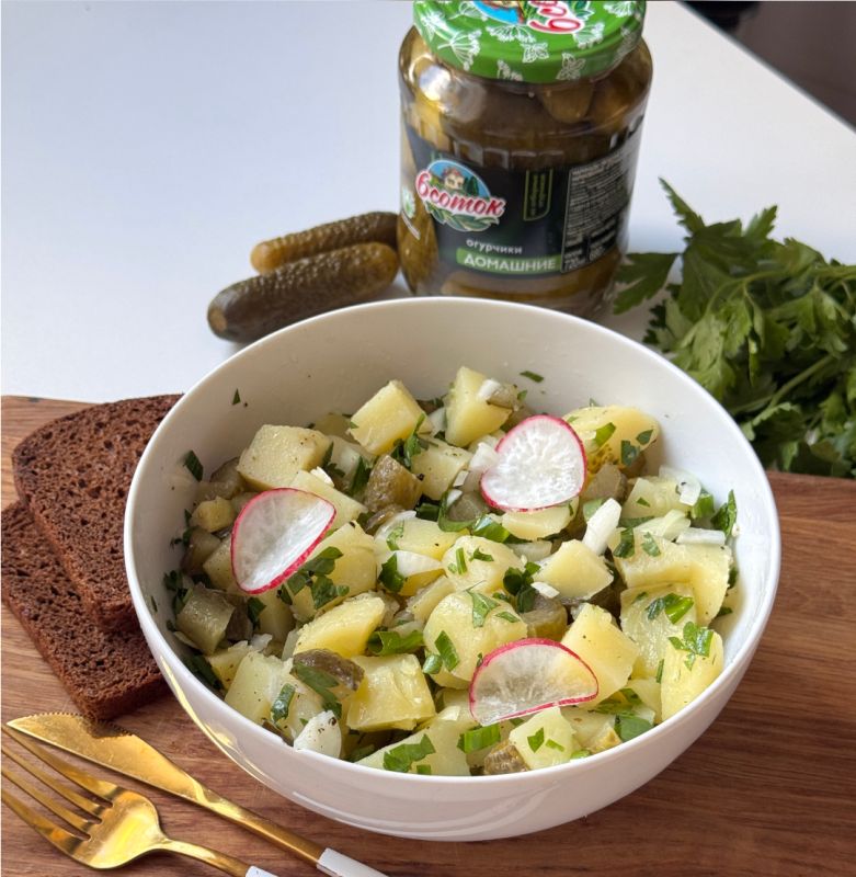 Салат, который вернет вас в детство: картошка и соленые огурцы с ноткой nostalgia