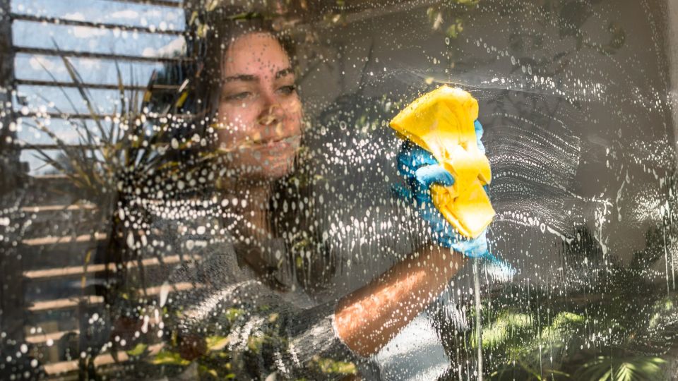 Каждый квартал или раз в полгода? Вот как часто нужно мыть окна