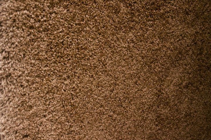 Как вернуть ковру мягкий и ровный вид как при покупке: одна хитрость для хозяек