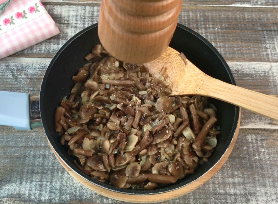 Салат с копченой курицей и грибами: гурманское сочетание на вашем столе